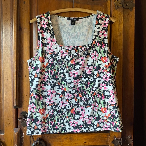 Style & Co. Tops - Style & Co floral sleeveless top; size Large🌺😻